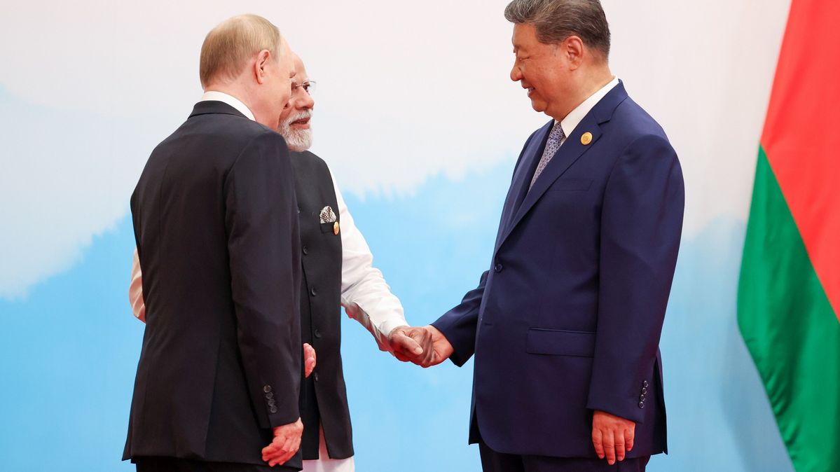 Wladimir Putin, Narendra Modi und Xi Jinping beim Gipfeltreffen der Shanghaier Organisation für Zusammenarbeit (SOZ) 2025 Drei Politiker geben sich die Hand
