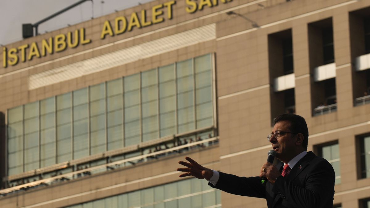 Istanbul Mayor Ekrem İmamoğlu addresses supporters in front of the Istanbul Courthouse in Istanbul, Turkey, on January 2025.