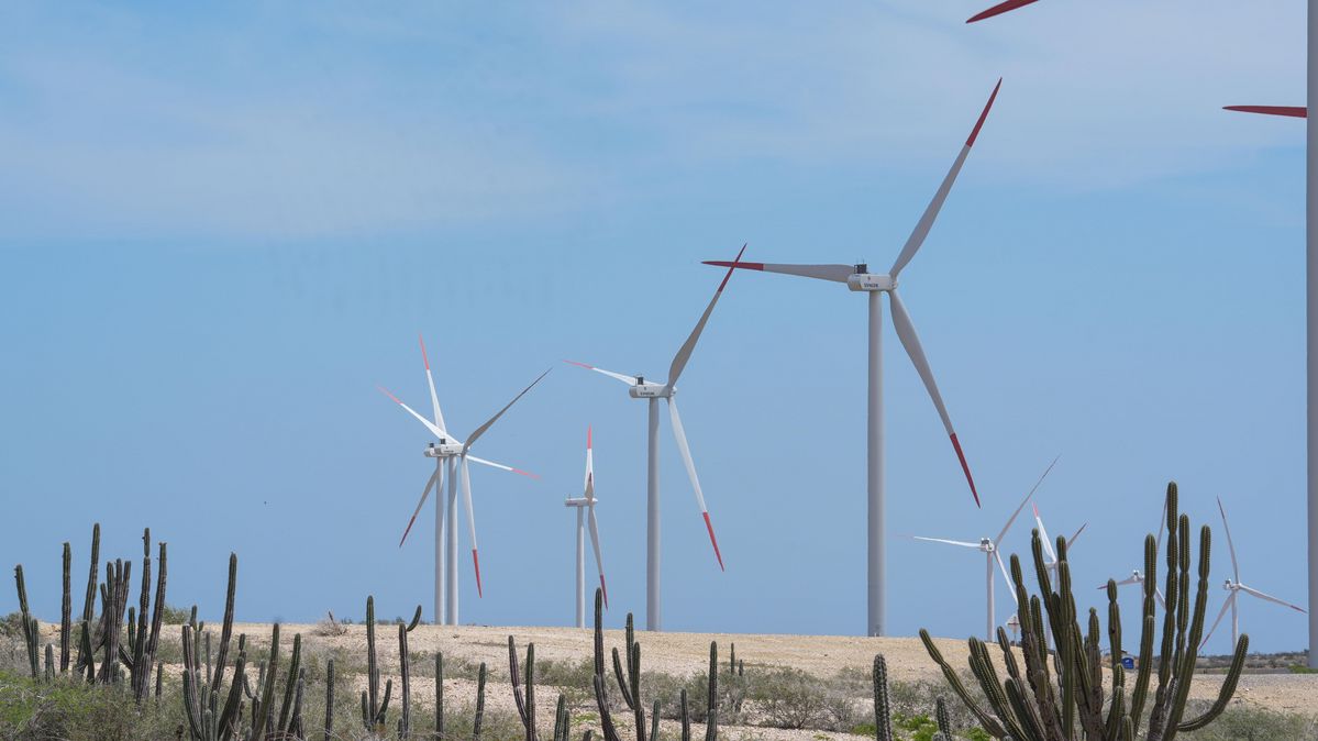 Windkraftanlagen in der Wüstenlandschaft von La Guajira im Norden Kolumbiens Windräder in einer Wüstenlandschaft