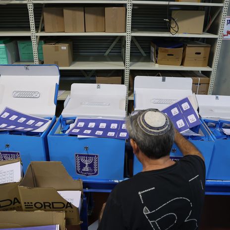 Vorbereitungen für die Wahl in Israel am 27. Oktober 2026 in einem Logistikzentrum nahe der zentralisraelischen Stadt Modi’in