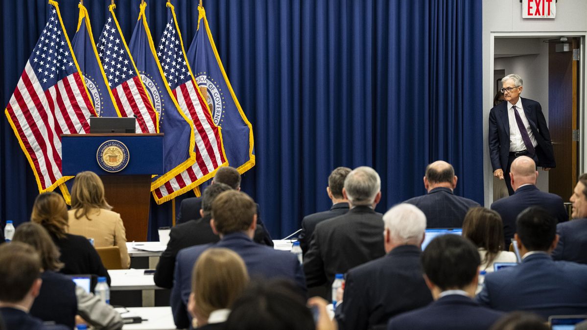 US-Notenbankchef Jerome Powell trifft zu einer Pressekonferenz in der Federal Reserve in Washington, D.C., ein. US-Notenbankchef Jerome Powell auf einer Pressekonferenz, neben ihm US-Flaggen