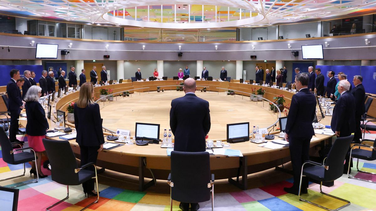 Der Präsident des Europäischen Rates Charles Michel und der belgische Premierminister Alexander De Croo bei der Sondersitzung des Europäischen Rates, bei der die Staats- und Regierungschefs der EU am 1. Februar 2024 in Brüssel zusammenkommen.