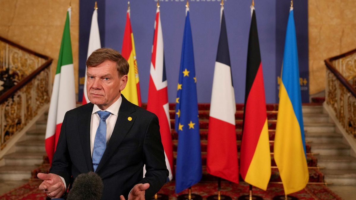 Außenminister Johann Wadephul vor Gesprächen über die Ukraine und die Zukunft der europäischen Sicherheit im Lancaster House in London im 2025 Außenminister vor Flaggen