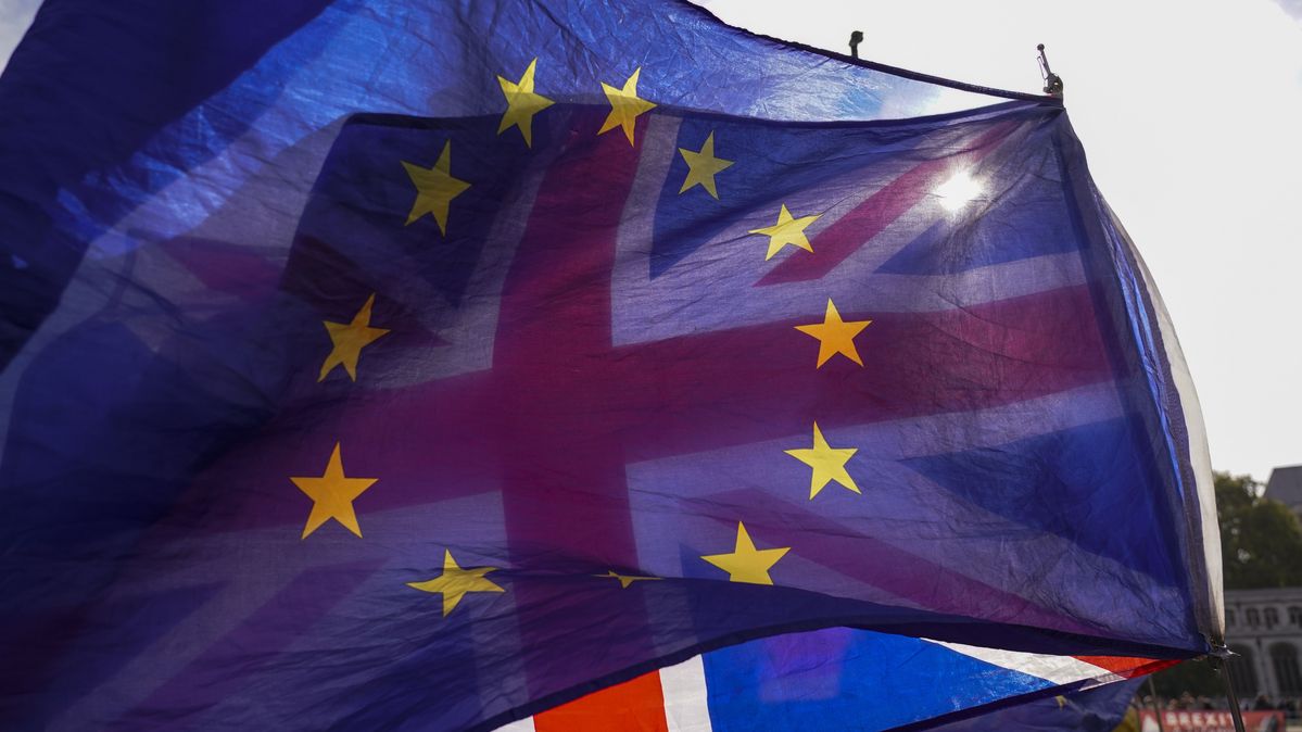 Eine »Union flag« weht hinter einer Flagge der Europäischen Union vor den Houses of Parliament in London.