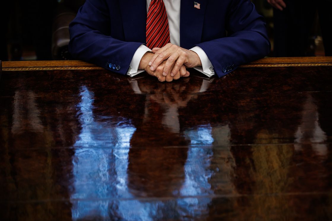 US-Präsident Donald Trump an seinem Schreibtisch im Oval Office des Weißen Hauses Spiegelbild von Donald Trump auf einem Tisch