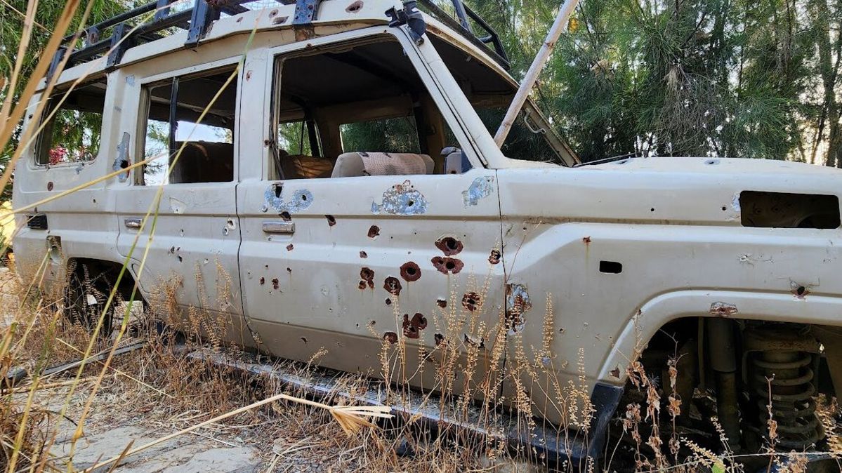 Ein von Kugeln durchsiebtes Fahrzeug auf dem Gelände der Wukro Lodge in der Region Tigray im Norden Äthiopiens Angeschossenes Auto