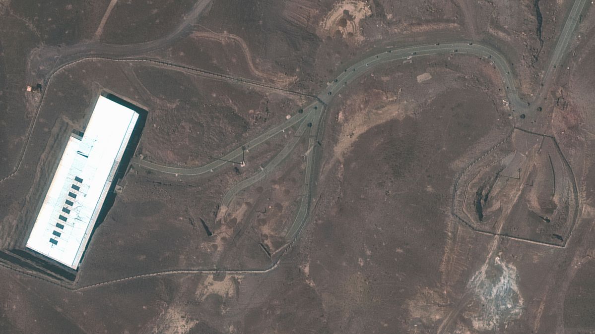 Ein Satellitenbild zeigt die Anreicherungsanlage Fordow am 21. Juni 2026. Die iranische Anreicherungsanlage mit Zubringerstraßen