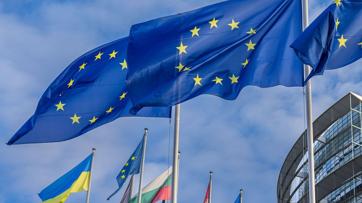 EU-Flaggen vor dem Europäischen Parlament in Straßburg, 01.02.2026