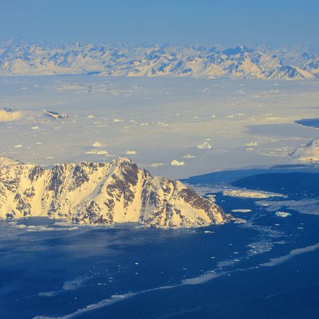 Gletscher und Eisberge vor der Küste Grönlands im Arktischen Ozean