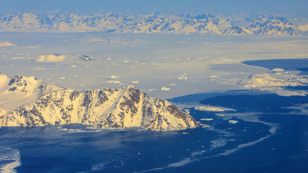 Gletscher und Eisberge vor der Küste Grönlands im Arktischen Ozean Gletscher und Eisberge im Ozean