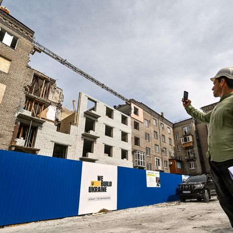 Wiederaufbau eines Wohnhauses in Saporischschja, das durch russische Bombardierung zerstört wurde 
