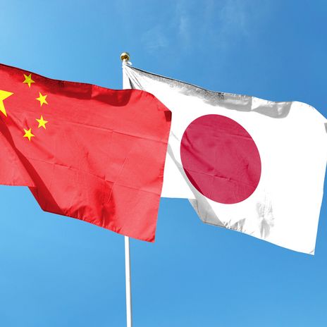 Chinesische und Japanische Flagge (Symbolbild)