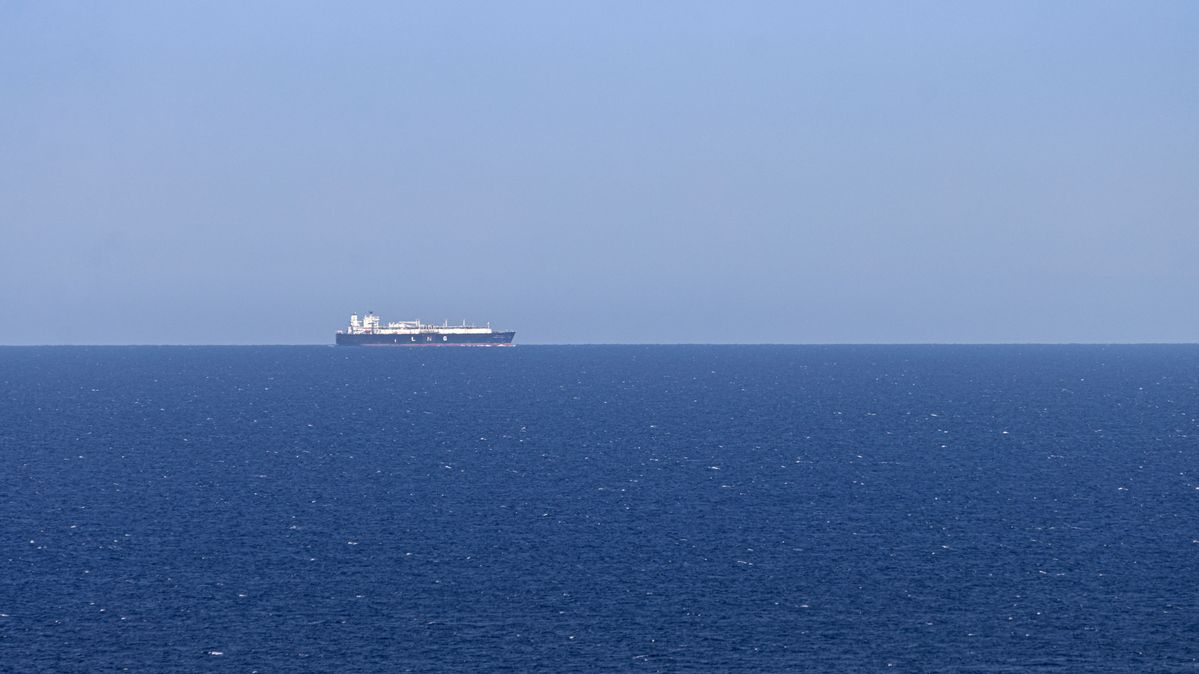 Ein LNG-Tanker fährt auf dem Mittelmeer. Ein Traktor fährt über ein grünes Feld mit einer Spritzmaschine.