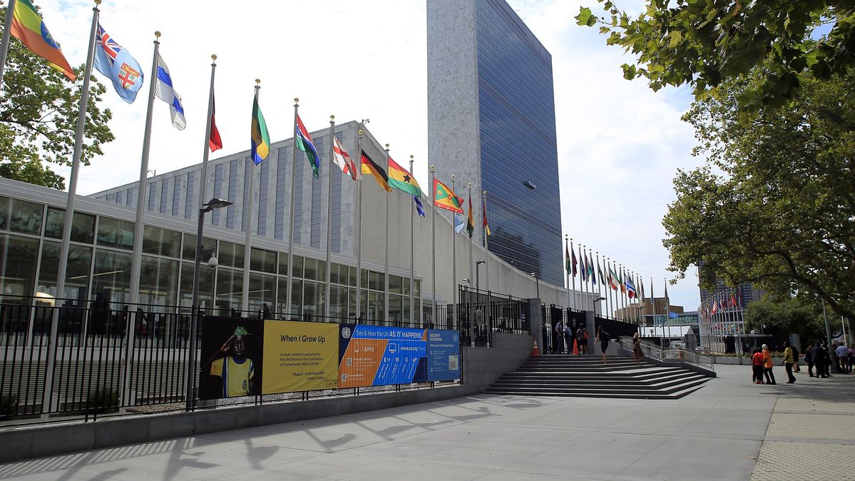 Das Hauptquartier der Vereinten Nationen in New York Ein UN-Gebäude mit zahlreichen Flaggen