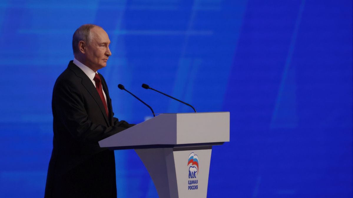 Putin hält eine Rede auf dem Parteitag seiner Partei „Einiges Russland“ im Sportpalast Megasport in Moskau am 22. August 2026. Der russische Präsident steht an einem Redepult vor einer blauen Wand.