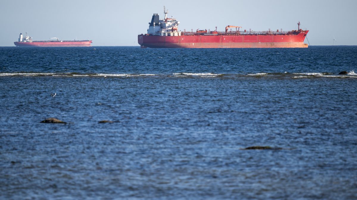 Die Tankschiffe Sea Owl I und Jin Hui liegen westlich von Trelleborg vor Anker, nachdem die Küstenwache sie kontrolliert hat. Sie sollen zur russischen Schattenflotte gehören. Tankschiff auf dem Wasser