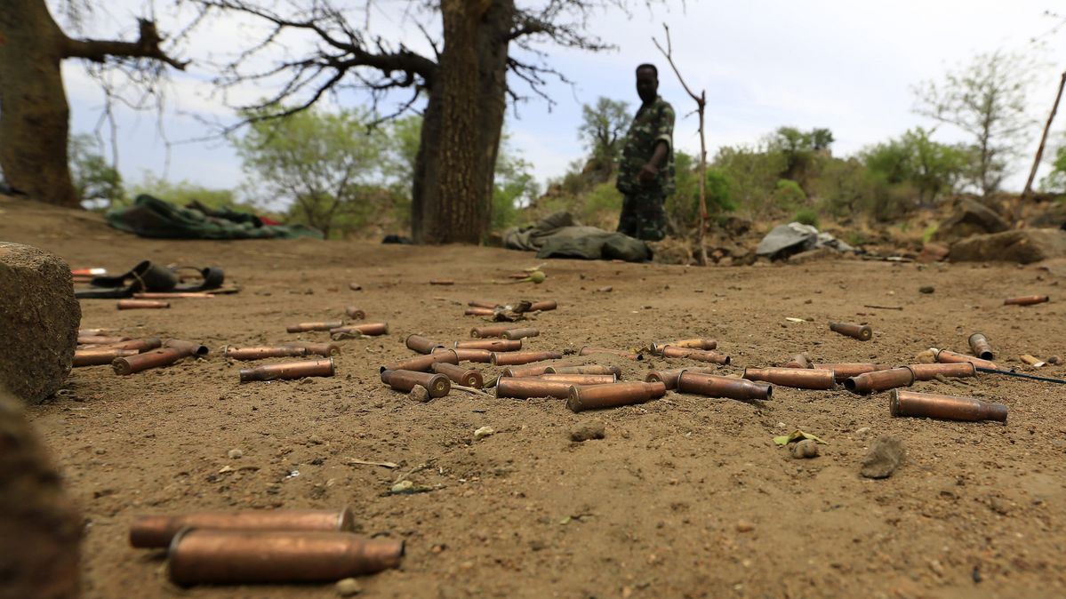 In einem Gebiet nahe Kadugli im sudanesischen Bundesstaat Südkordofan liegen Patronenhülsen am Boden Patronenhülsen auf dem Boden