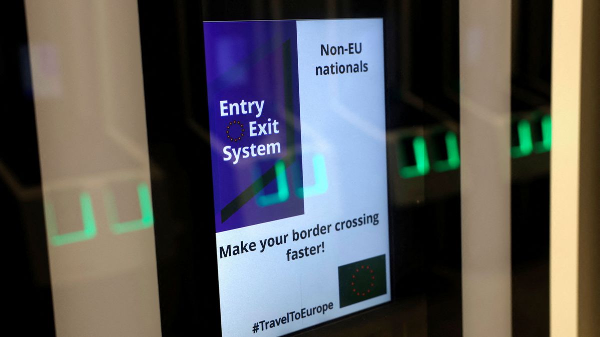 Ein Terminal zur Registrierung für das Ein- und Ausreisesystem (EES) Der Monitor des Ein- und Ausreisesystems (EES)