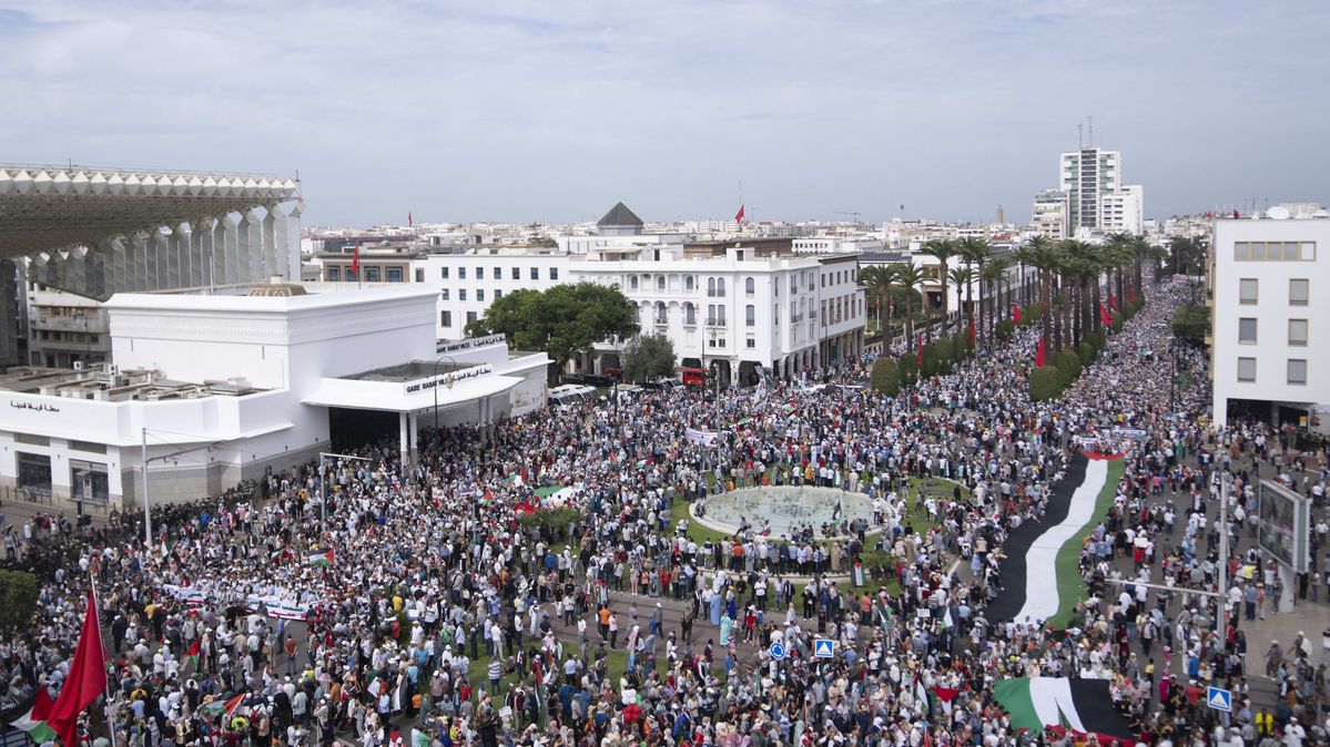 15. Oktober 2023: Tausende demonstrieren in Rabat, Marokko, aus Solidarität mit den Palästinensern in Gaza.
