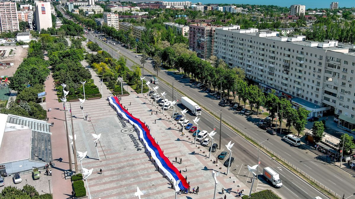 Im russisch besetzten Mariupol wird eine 100 Meter lange Russlandfahne entrollt.