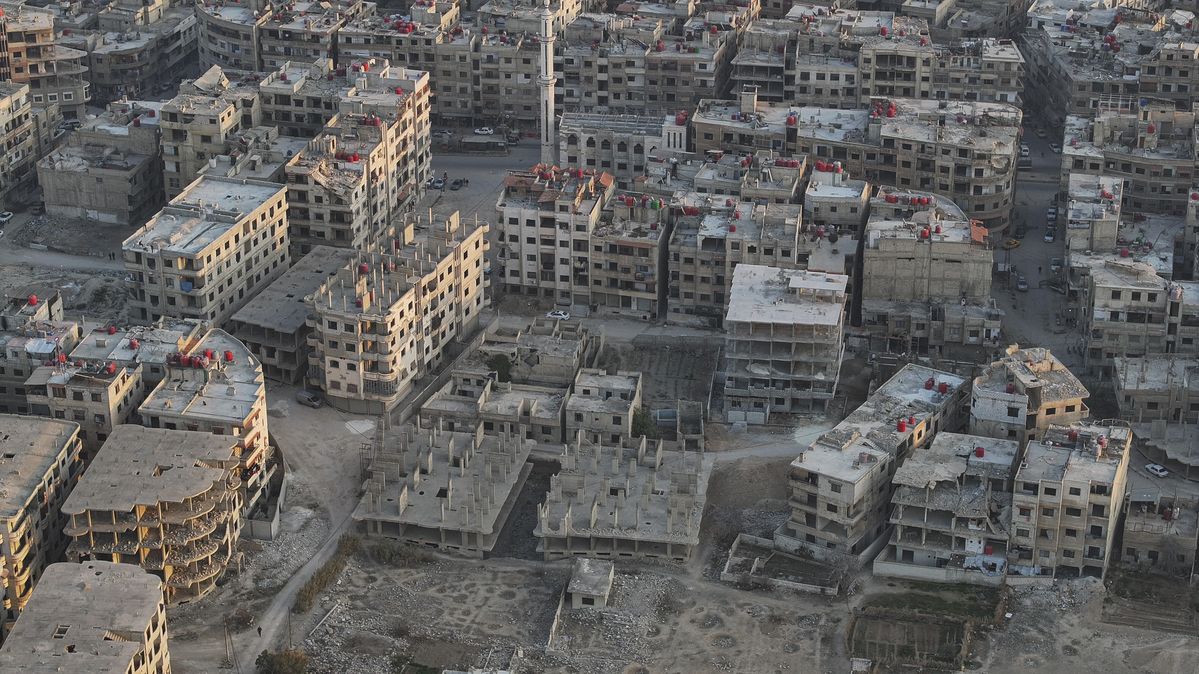 Luftaufnahme eines zerstörten Wohnviertels in Damaskus, Syrien.