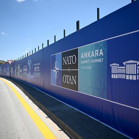 Plakate mit Slogans zum NATO-Gipfel in Ankara/Türkei, 25. Juni 2026