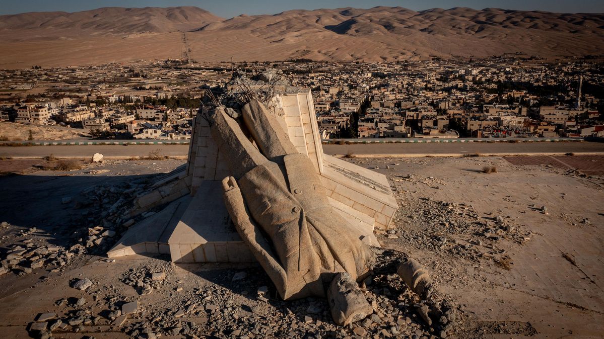 Eine Statue von Hafez al-Assad, Vater und Vorgänger des ehemaligen syrischen Machthabers Baschar al-Assad, zerstört nach dessen Flucht am 08. Dezember 2024.