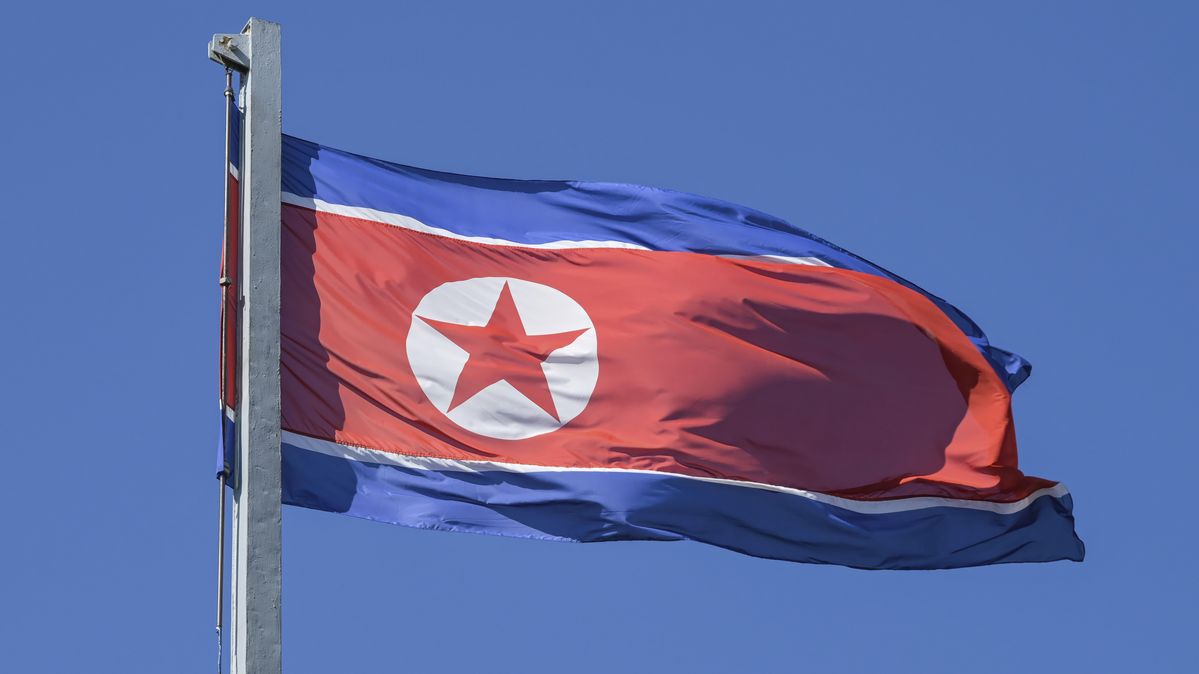 Die Fahne Nordkoreas weht über der Botschaft des Landes in Berlin. Die nordkoreanische Fahne an einem Mast vor blauem Himmel