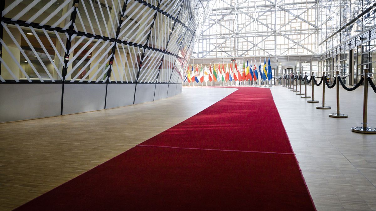 Innenaufnahme des Justus-Lipsius-Hauses (Europa-Gebäude) in Brüssel Ein roter Teppich führt durch einen großen Raum