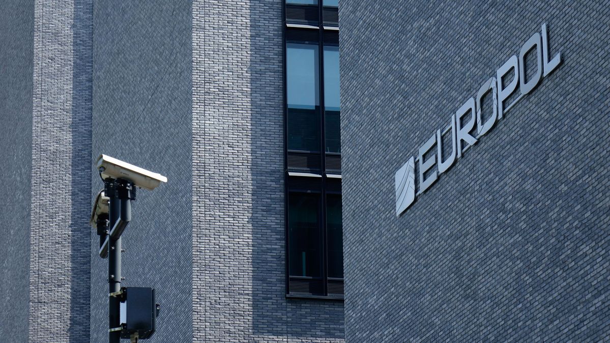 Sitz von Europol in Den Haag Das Logo von Europol auf einer Hauswand, daneben eine Überwachungskamera