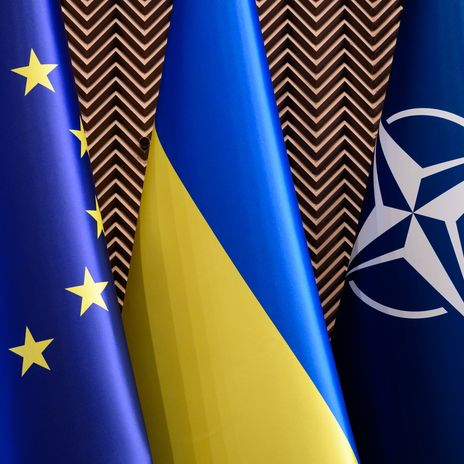 Die Flaggen der EU, der Ukraine und der NATO während des Treffens der EU-Verteidigungsminister 2025