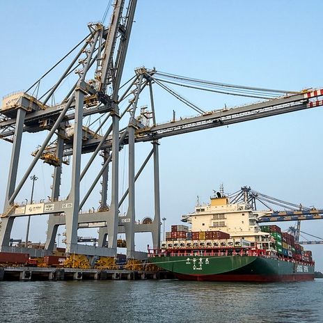Schiffskräne und Containerschiff im Hafen von Kochi in Kerala, Indien im Dezember 2025 (Symbolbild)